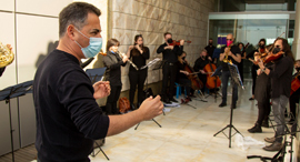 תזמורת נתניה הקאמרית הקיבוצית בסכנת סגירה קונצרט מחאה מול ביתה של ראש עיריית נתניה מרים פיירברג