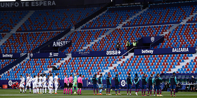 שחקני כדורגל עומדים מול יציע ריק לפני משחק של ה ליגה הספרדית