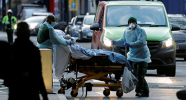 חולה קורונה מפונה לבית החולים Royal London Hospital ב לונדון 