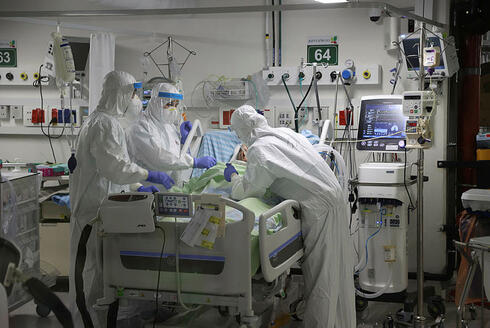 צוות רפואי במחלקת הקורונה של בי"ח בלינסון , צילום: יריב כץ