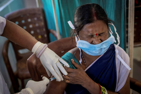 אישה בהודו מקבלת חיסון לקורונה, צילום: רויטרס