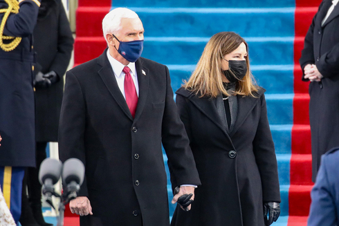 מייק פנס ורעייתו קארן מגיעים לטקס ההשבעה של ביידן, צילום: גטי