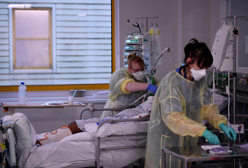 חולת קורונה בבית חולים בלונדון, בריטניה, צילום: רויטרס