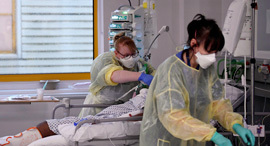 מטפלים בקורונה בבית חולים בלונדון. חשש לקראת החורף, צילום: רויטרס