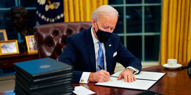 נשיא ארה"ב ג'ו ביידן חותם על צווים הבית הלבן 20.1.21