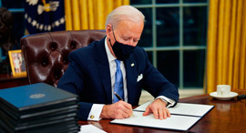 נשיא ארה"ב ג'ו ביידן חותם על צווים הבית הלבן 20.1.21