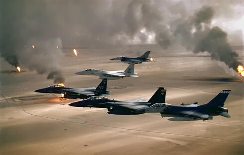 חיל האוויר האמריקאי בשמי עיראק, תחתיו בארות נפט שהודלקו, צילום: USAF