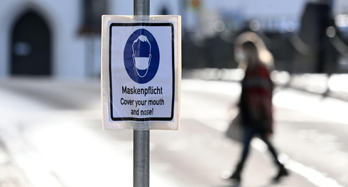 שלט שמחייב עטיית מסכות בעיר פירסטנפלדברוק בגרמניה , צילום: אי אף פי