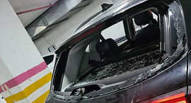 נזק פציעה שוטרת בלש חרדים קיצוניים שוברים שברו ניפצו חלונות רכב של בלשים משטרה בני ברק