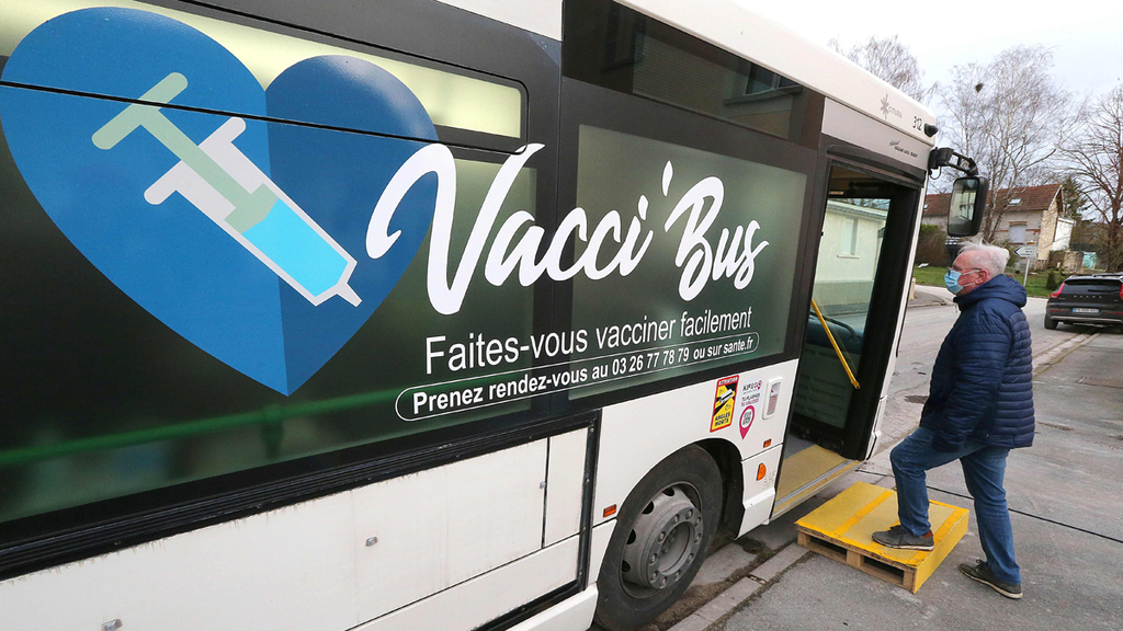 אוטובוס ב צרפת המשמש גם לחיסונים ל קורונה חיסון חיסונים