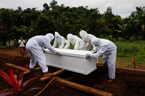 קורונה קוברים מתים קבורה אינדונזיה, צילום: רויטרס