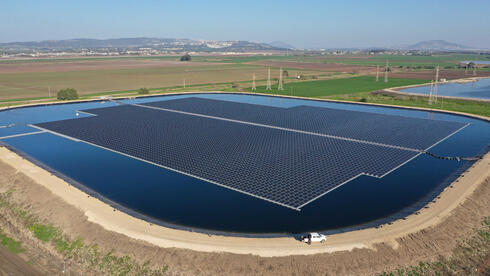 פרויקט סולארי צף של נופר אנרגיה בקיבוץ אלונים, צילום: אבי אריש