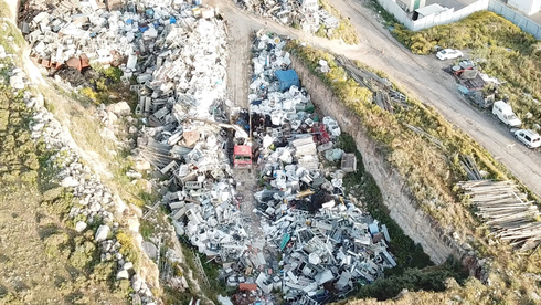 מחצבה נטושה ליד שפרעם שהפכה לאתר פסולת, צילום: הפורום לישראל ירוקה