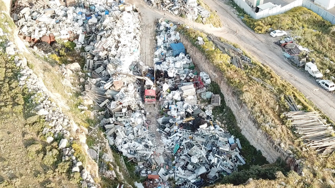 מחצבה נטושה ליד שפרעם שהפכה לאתר פסולת