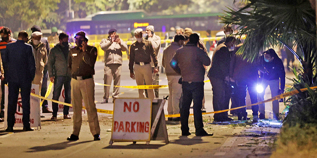 שוטרים במקום ה פיצוץ ליד שגרירות ישראל ב ניו דלהי הודו