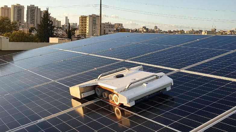 רובוט לניקוי פאנלים סולאריים אותו מפתחת חברת בלייד ריינג'ר BladeRanger