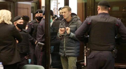אלכסיי נבלני באזיקים בבית המשפט במוסקבה. טענות לצנזורה פוליטית, צילום: רויטרס