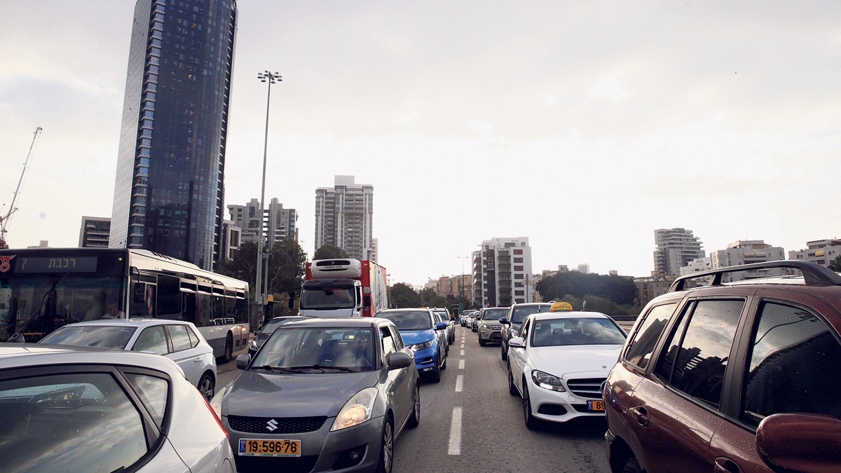 עומס פקק עומסי מכוניות בתל אביב