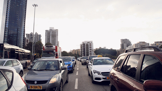 עומס פקק עומסי מכוניות בתל אביב