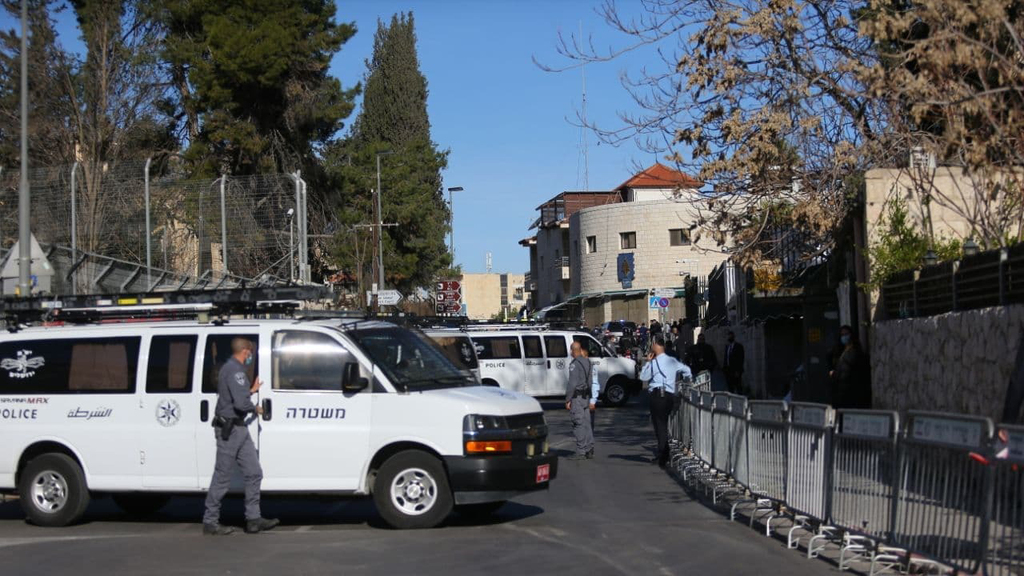 שוטרים משטרה הפגנה הפגנות מחוץ ל בית המשפט המחוזי ירושלים מחוזי דיון ב תיק האלפים בנימין נתניהו