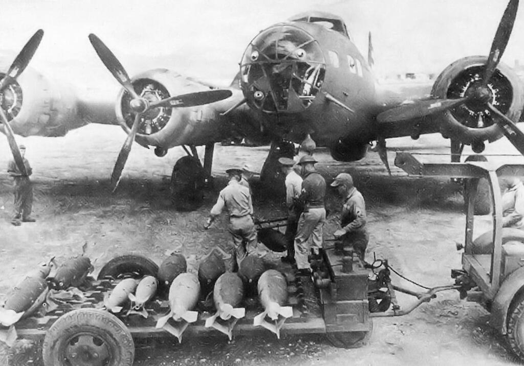 הקברניט B17 מפציץ הפצצה מלחמת העולם השנייה