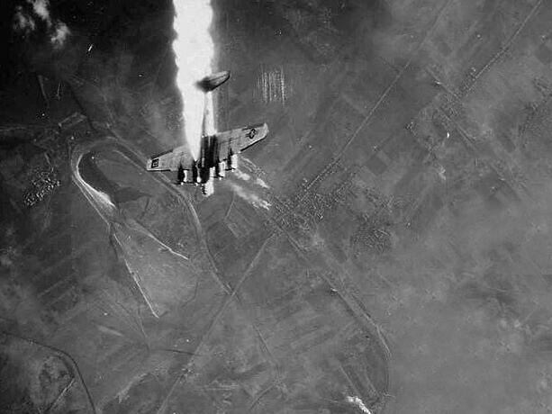 מפציץ B17 צולל בלהבות, צילום: NARA