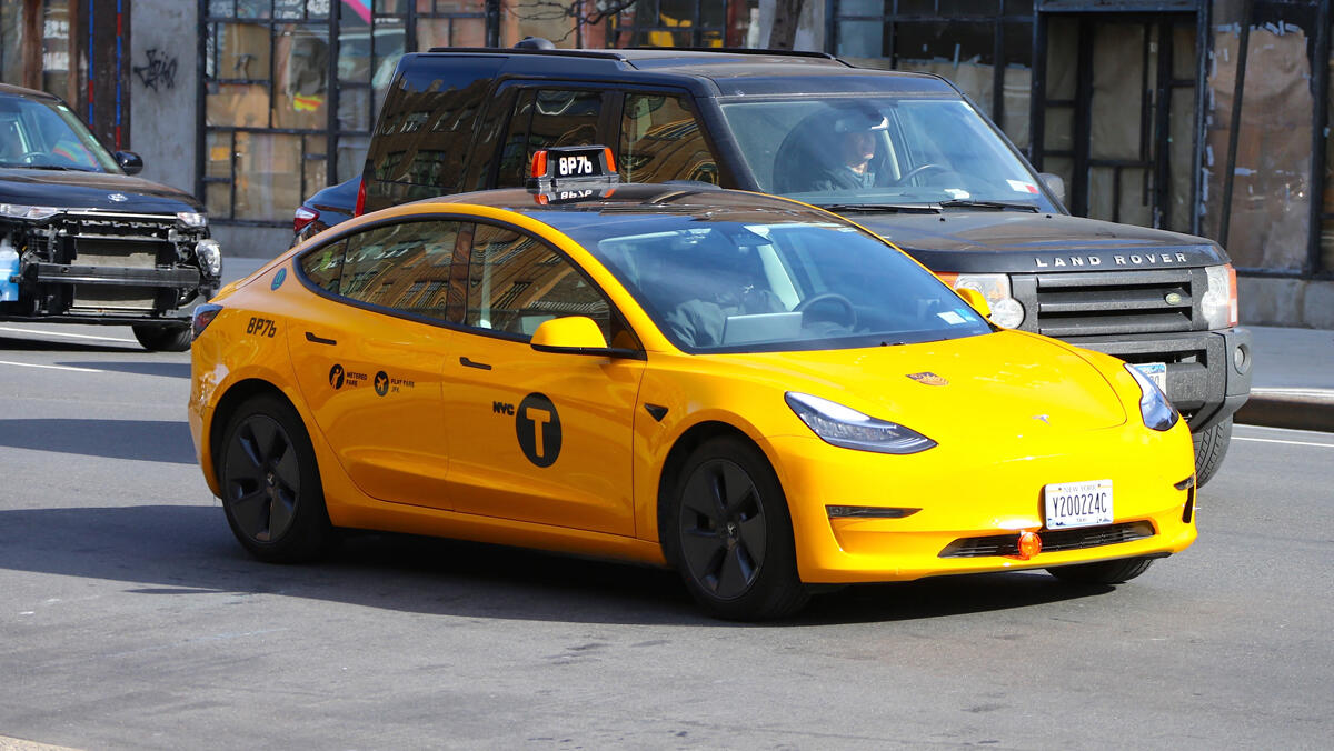 מונית צהובה טסלה מכונית חשמלית