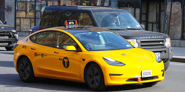 מונית צהובה טסלה מכונית חשמלית
