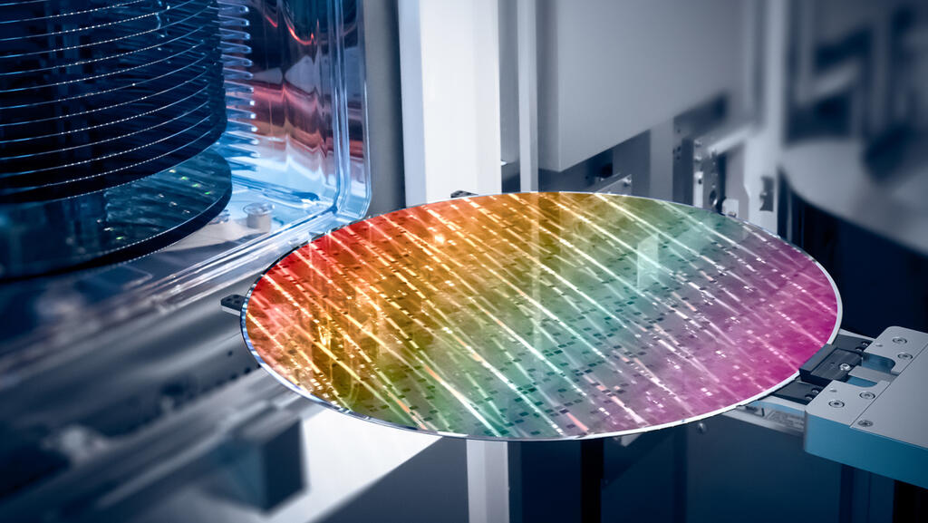 פרוסת סיליקון נכנסת ל מכונת מדידה של נובה בתהליך ייצור שבבים