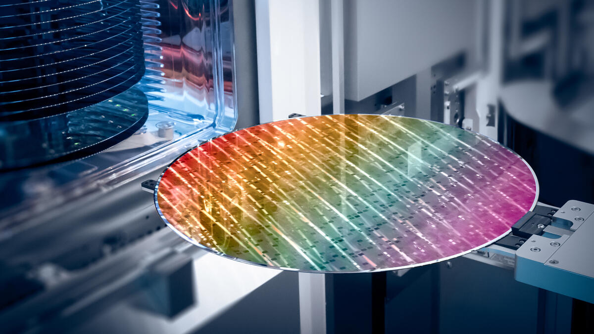 פרוסת סיליקון נכנסת ל מכונת מדידה של נובה בתהליך ייצור שבבים