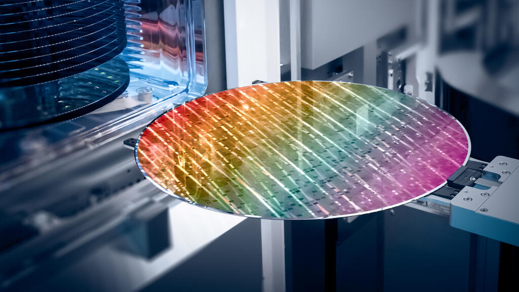 A silicon wafer enters a Nova measuring machine in the chip manufacturing process (Yoram Sharf) פרוסת סיליקון נכנסת ל מכונת מדידה של נובה בתהליך ייצור שבבים