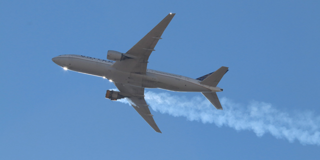 מטוס בואינג 777 של יונייטד איירליינס שהמנוע שלו עלה באש