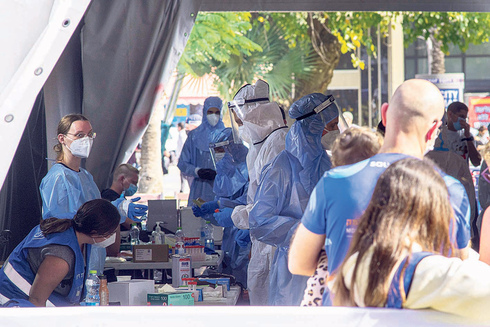 מתחם בדיקות וחיסונים בכיכר רבין בת"א בתחילת הקיץ, צילום: יובל חן