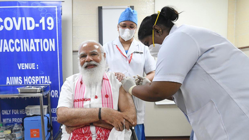 ראש ממשלת הודו נרנדרה מודי מקבל חיסון לקורונה מתוצרת מקומית, צילום: אי פי איי