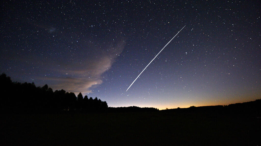 שביל של קבוצת לווייני סטארלינק starlink של SpaceX עוברים מעל אורוגוואי