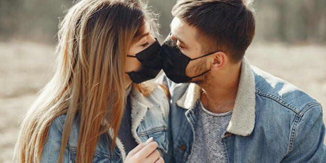 Mask Kiss OkCupid נשיקה במסכה