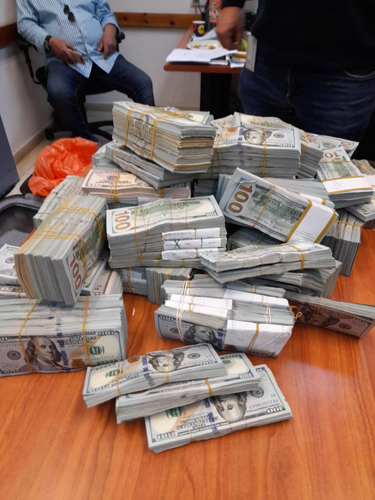 כסף שנמצא בכספת של איש העסקים הישראלי פטריק אלוני שנעצר בחשד שעקץ חברה אמריקאית 1