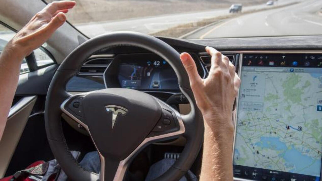 רכב אוטונומי טסלה