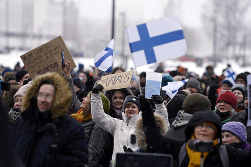 הפגנה נגד הגבלות קורונה בהלסינקי, פינלנד, צילום: רויטרס