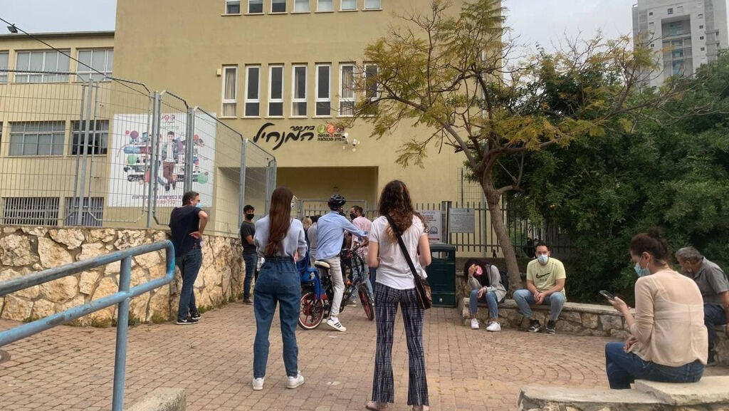 בחירות מרץ 2021 מצביעים ממתינים להצביע רמת גן
