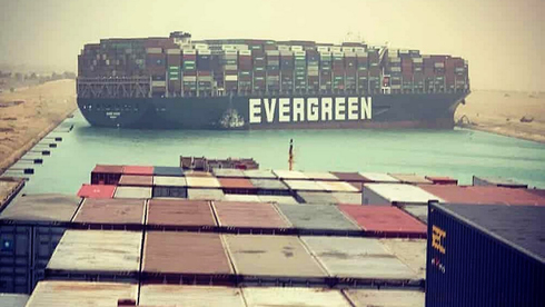 האנייה EVER GREEN תקועה בתעלת סואץ בחודש מרץ, צילום מסך: יוטיוב 