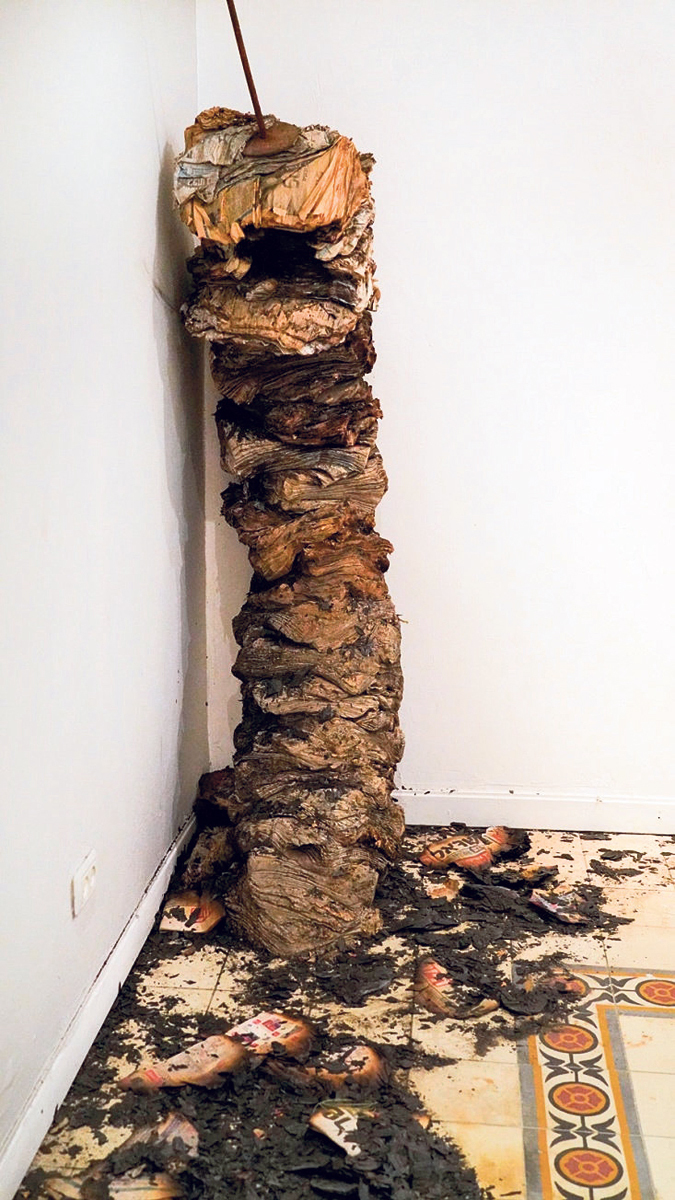 פנאי מיצב הספרים השרופים של עתר גבע מתוך תערוכה על ריח ניחוחות , צילום: ערן גיל