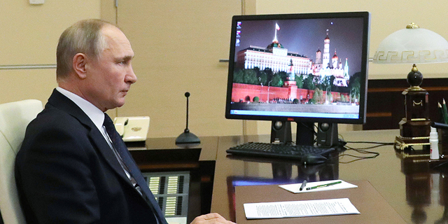 נשיא רוסיה ולדימיר פוטין מול מחשב