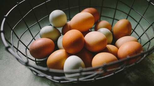 ביצים בסל אחד, צילום: Natalie Rhea Riggs / Unsplash