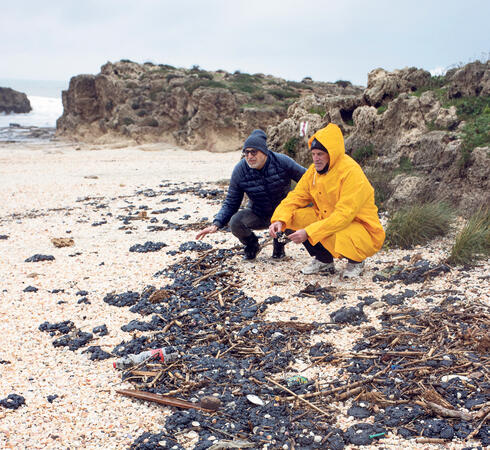 פסולת זפת שנפלטה לחוף דור בשנה שעברה, צילום: גיל נחושתן