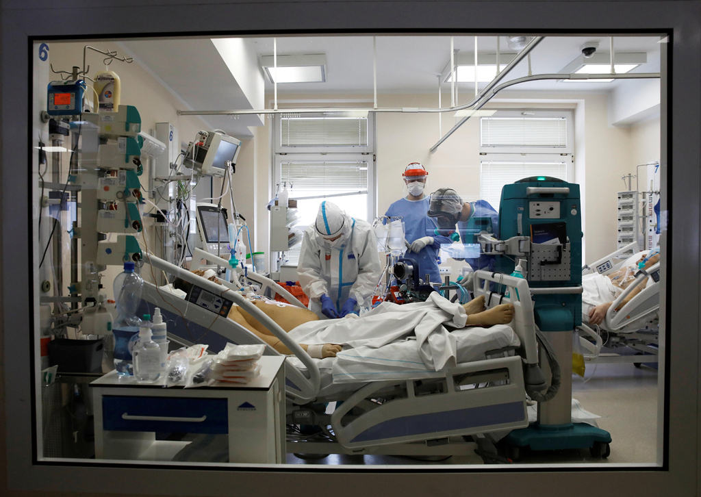 בית חולים ורשה פולין קורונה מכונת אקמו לב ריאה הנשמה