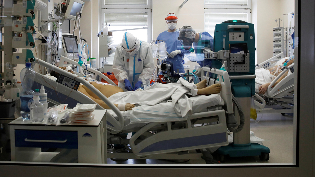בית חולים ורשה פולין קורונה מכונת אקמו לב ריאה הנשמה