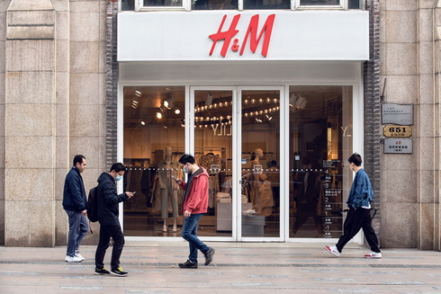 חנות H&M בשנגחאי, במרץ. סין היא השוק הרביעי בגודלו של הקמעונאית השבדית, צילום: בלומברג