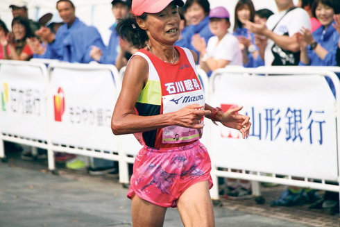מריקו יוגטה על קו הסיום של ריצת מרתון , צילום: מתוך הפייסבוק שלה