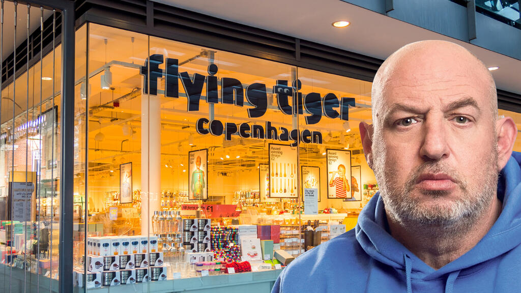 הראל ויזל על רקע סניף חנות רשת פליינג טייגר Flying Tiger Copenhagen  מתנות גאדג'טים מכשירי כתיבה